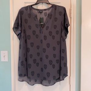 TORRID blouse size 4 (26) grey sugar skull print!